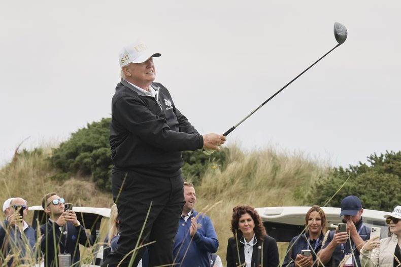 El presidente estadounidense Donald Trump en el campo de golf cerca de Aberdeen, Escocia, el 29 de julio del 2025. (AP foto/Jacquelyn Martin)