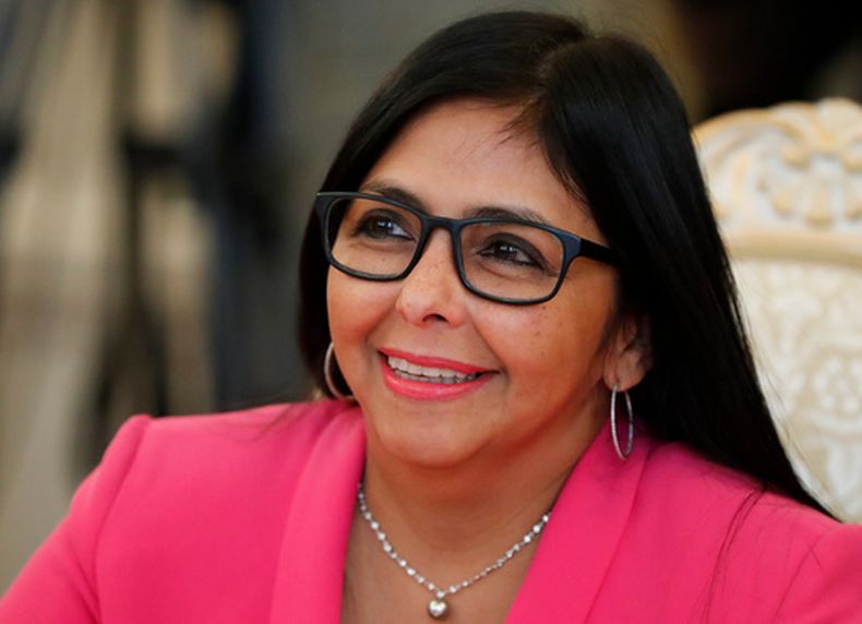ARCHIVO - La vicepresidenta de Venezuela, Delcy Rodríguez, participa en conversaciones con el ministro de Relaciones Exteriores de Rusia en Moscú, el 1 de marzo de 2019. (Foto AP/Pavel Golovkin, Archivo)
