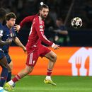 ARCHIVO - Dominik Szoboszlai, derecha, del Liverpool, disputa un balón con Joao Neves y Nuno Mendes, del PSG, durante los cuartos de final de la Liga de Campeones, el 8 de abril de 2026, en París. (AP Foto/Thibault Camus, Archivo)