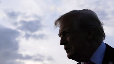 El presidente Donald Trump habla con periodistas antes de abordar el Air Force One en el aeropuerto de Morristown, el 14 de septiembre de 2025, en Morristown, Nueva Jersey (AP Foto/Alex Brandon)
