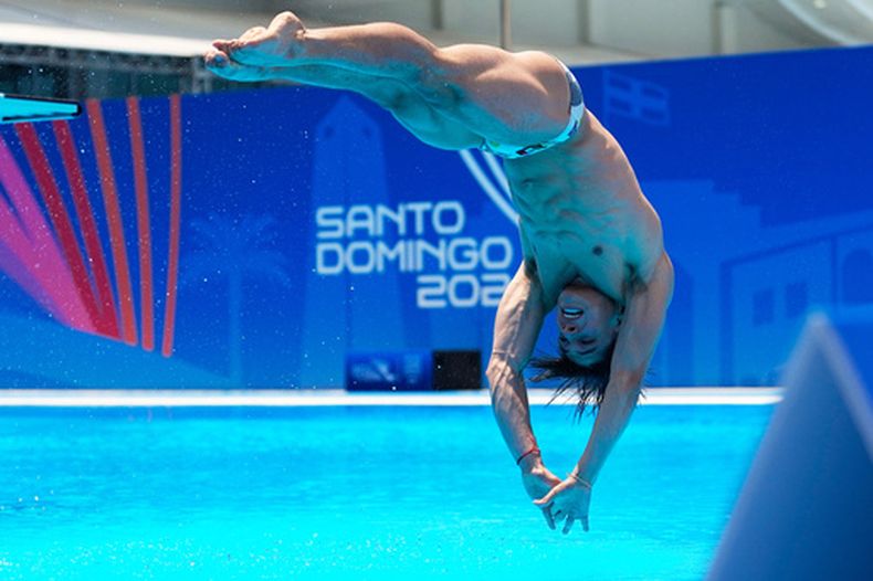El mexicano Osmar Olvera compite en la final del trampolín de 1 metros de los clavados de los Juegos Centroamericanos y del Caribe, el jueves 30 de julio de 2026, en Santo Domingo. (AP Foto/Fernando Vergara)
