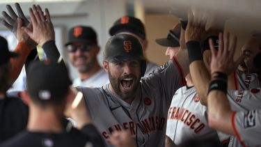 Curt Casali de los Gigantes de San Francisco celebra con sus compañeros en el dugout su jonrón en la sexta entrada ante los Padres de San Diego el domingo 8 de septiembre del 2024. (AP Foto/Gregory Bull)