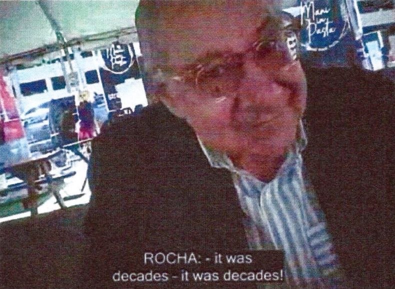 Esta imagen proporcionada por el Departamento de Justicia de EEUU e incluida en un expediente judicial, muestra a Manuel Rocha durante una reunión con un agente encubierto del FBI. Rocha, un diplomático estadounidense, fue arrestado en 2023 acusado de ser un agente secreto de Cuba durante décadas. (Foto, Departamento de Justicia vía AP)