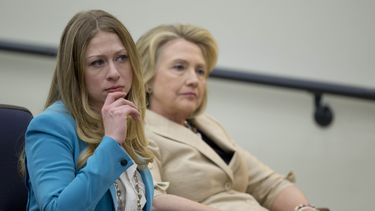 americateve | La secretaria de Estado Hillary Rodham Clinton con su hija Chelsea Clinton antes de un discurso sobre Siria en el Auditrio de la Corte Sur en la Casa Blanca en una fotograf&iacute;a del 9 de septiembre de 2013. Chelsea Clinton espera comenzar una familia