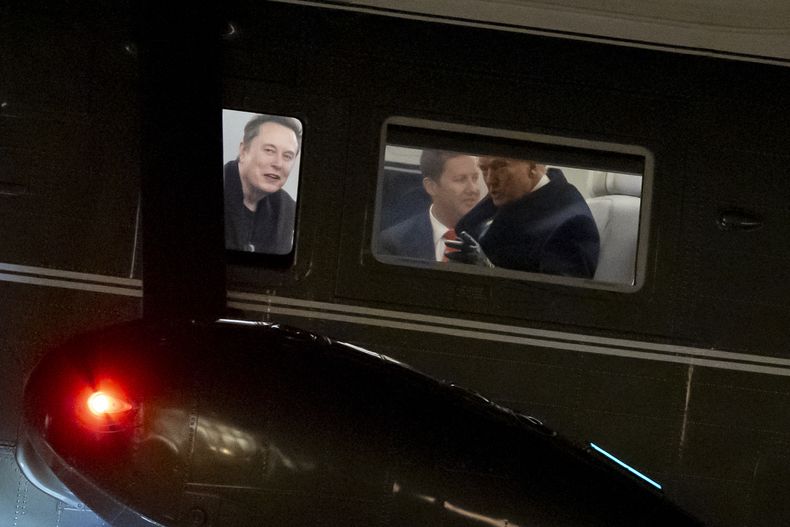 Elon Musk (izquierda) y el presidente de Estados Unidos, Donald Trump (derecha), vistos a través de la ventanilla del Marine One mientras aterriza en el South Lawn de la Casa Blanca, el 19 de febrero de 2025, en Washington. (AP Foto/Alex Brandon)