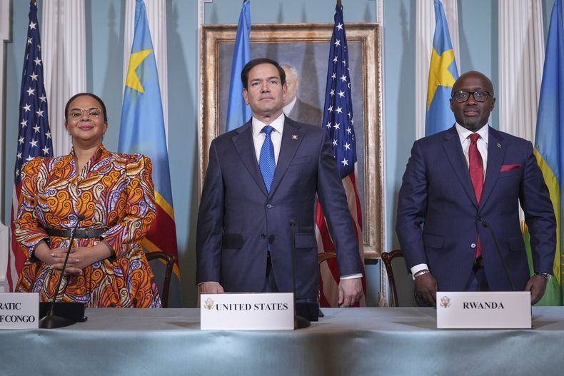 ARCHIVO - El secretario de Estado de Estados Unidos, Marco Rubio, preside un acto en el que la ministra de Exteriores de Congo, Therese Kayikwamba Wagner, y su homólogo de Ruanda, Olivier Nduhungirehe, firman un compromiso para alcanzar un acuerdo de paz, en el Departamento de Estado, en Washington, el 25 de abril de 2025. (AP Foto/Jacquelyn Martin, archivo)