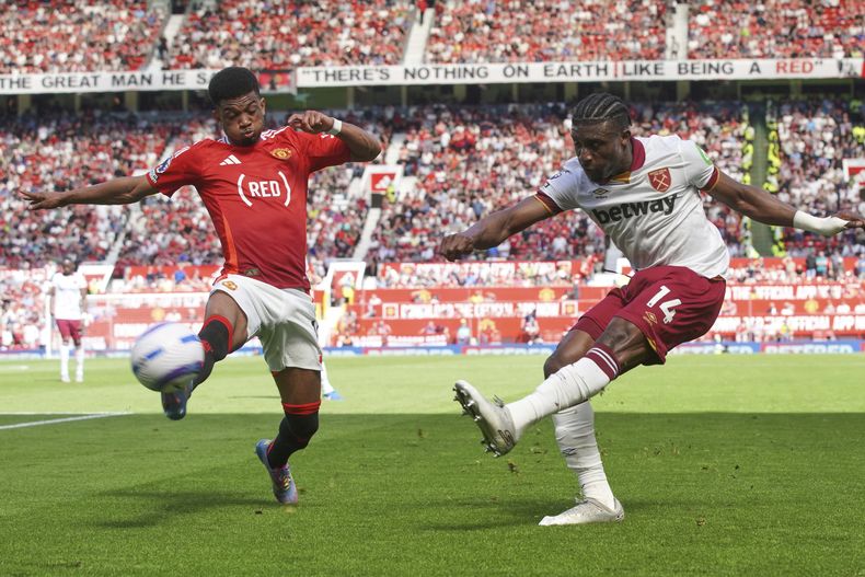 ARCHIVO - Mohammed Kudus, del West Ham, patea el balón frente a Amad Diallo, del Manchester United, en un partido de la Liga Premioer, disputado el 11 de mayo de 2025 (AP Foto/Ian Hodgson, archivo)