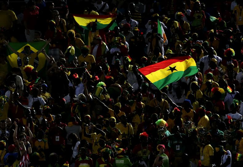 ARCHIVO - En esta foto de archivo del 16 de junio de 2014, ghaneses agitan su bandera antes de un partido por el Mundial entre Ghana y Estados Unidos en la Arena das Dunas, Natal, Brasil. La polic&iacute;a en el sur de Brasil dijo el jueves 10 de julio de