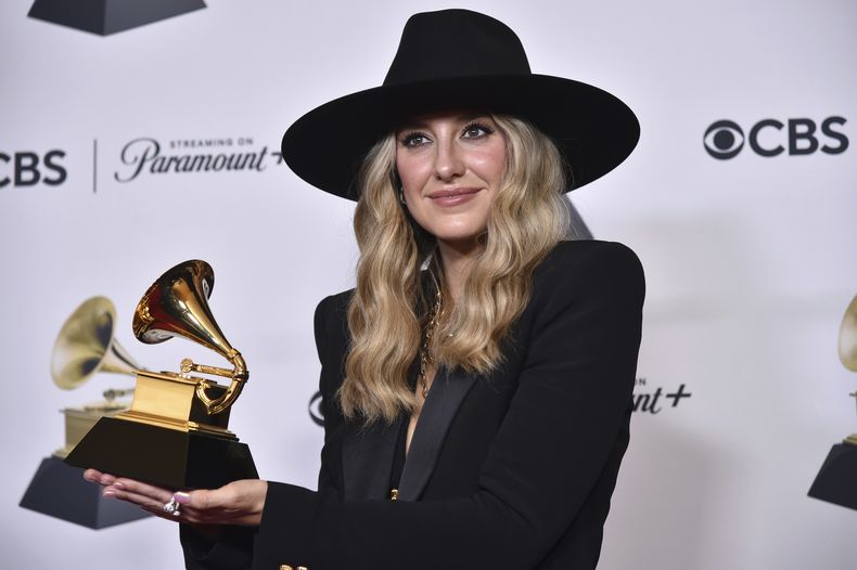ARCHIVO - Lainey Wilson posa en la sala de prensa con el premio al mejor álbum country por Bell Bottom Country durante la 66ª entrega anual de los Premios Grammy el domingo 4 de febrero de 2024 en Los Ángeles. El lanzamiento de Act II: Cowboy Carter, Beyoncé ha reavivado las discusiones sobre los orígenes del country y su diversidad. (Foto Richard Shotwell/Invision/AP, archivo)
