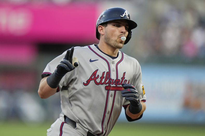 Austin Riley de los Bravos de Atlanta celebra tras batear un jonrón ante los Reales de Kansas City, el martes 29 de julio de 2025, en Kansas City, Missouri. (AP Foto/Charlie Riedel)