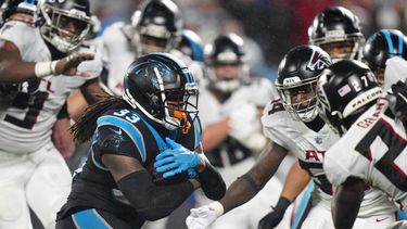 Foreman lleva a Panthers a victoria sobre Falcons