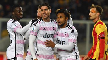 Los jugadores de Juventus Dusan Vlahovic (centro a la izquierda), y Weston McKennie (derecha) celebran el gol durante el partido de la Liga de Italia ante el Lecce, en el estadio Via del Mare, en Lecce, Italia, el domingo 21 de enero de 2024. (Giovanni Evangelista/LaPresse via AP)
