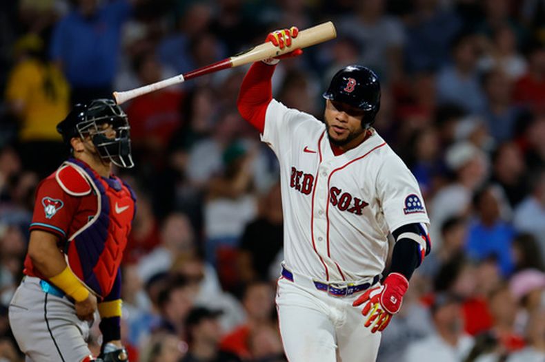 Willson Contreras, de los Medias Rojas de Boston, arroja su bate durante la sexta entrada del juego de béisbol de Grandes Ligas frente a los Diamondbacks de Arizona, el lunes 17 de agosto de 2026, en Boston. (AP Foto/CJ Gunther)