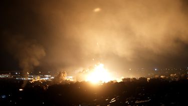 En la imagen, llamas provocadas por ataques aéreos israelíes en Dahiyeh, Beirut, Líbano, el 4 de octubre de 2024. (AP Foto/Hussein Malla)