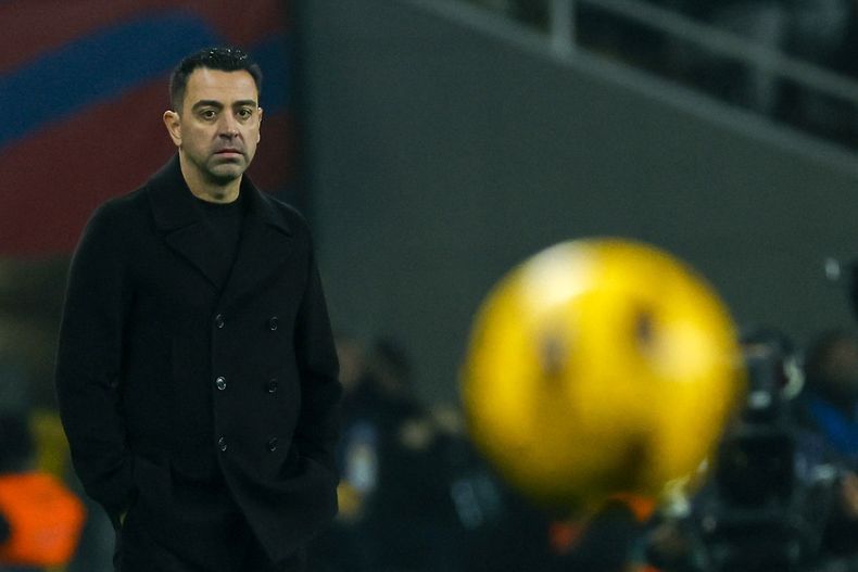 El entrenador del Barcelona Xavi Hernandez reacciona durante el encuentro de la liga española ante el Villarreal el sábado 27 de enero del 2024. (AP Foto/Joan Monfort)