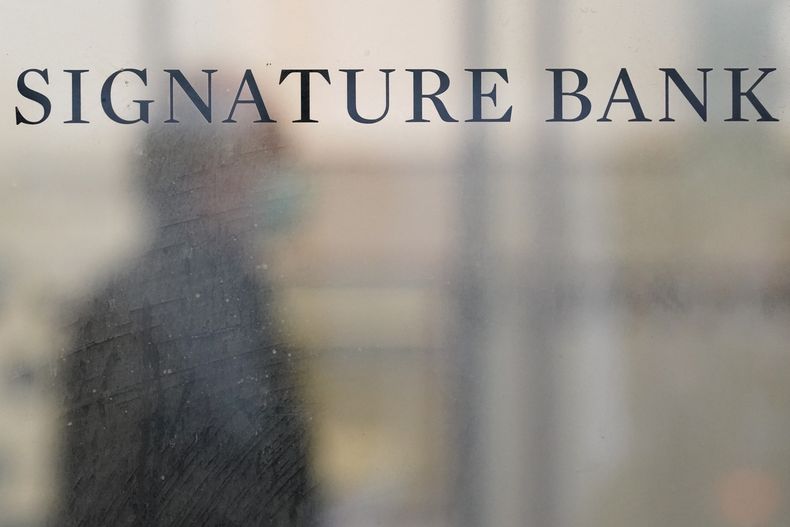 Un cartel del Signature Bank en Nueva York, el 13 de marzo de 2023. (Foto AP /Seth Wenig)