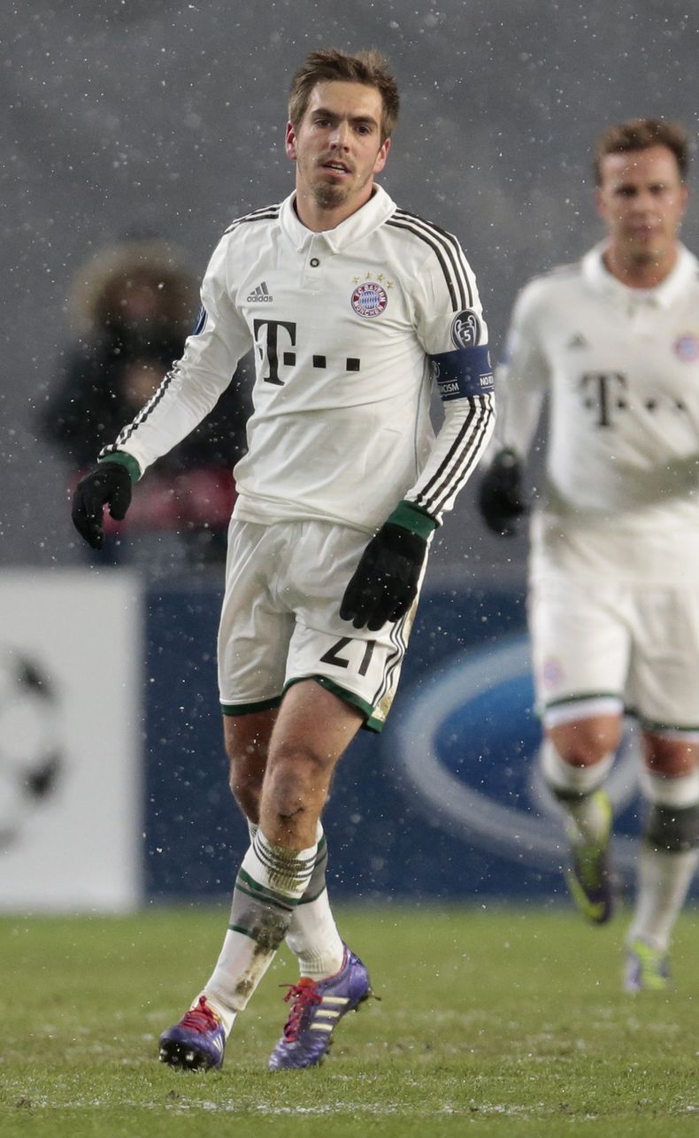 El jugador de Bayern Munich, Philipp Lahm, sale de la cancha al ser reemplazado por una lesi&oacute;n en un partido contra CSKA de Mosc&uacute; por la Liga de Campeones el mi&eacute;rcoles, 27 de noviembre de 2013, en Mosc&uacute;. (AP Photo/Ivan Sekretar