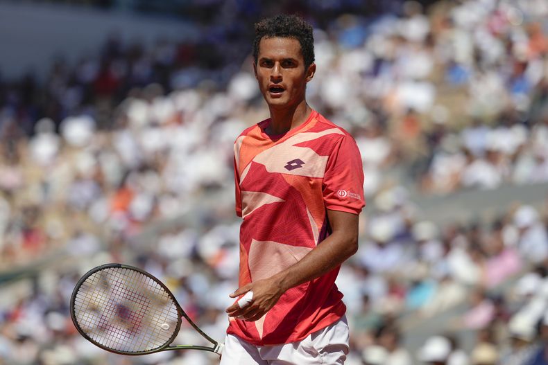 Juan Pablo Varillas reacciona durante el partido contra Novak Djokovic en los cuartos de final del Abierto de Francia, el domingo 4 de junio de 2023. (AP Foto/Thibault Camus)