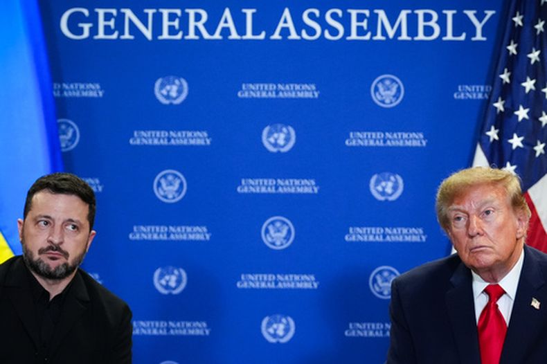 El presidente de Estados Unidos, Donald Trump, se reúne con el presidente de Ucrania, Volodymyr Zelenskyy, durante la Asamblea General de Naciones Unidas, el martes 22 de septiembre de 2026 en la sede de la ONU. (AP Foto/Julia Demaree Nikhinson)