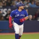 El mexicano Alejandro Kirk observa la pelota al conectar un jonrón por los Azulejos de Toronto en el duelo del viernes 28 de abril de 2023, ante los Marineros de Seattle (Chris Young/The Canadian Press via AP)