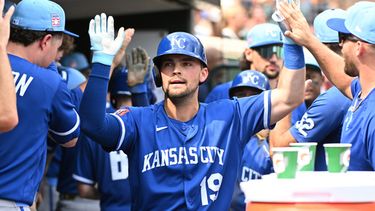 Michael Massey de los Reales de Kansas City celebra con sus compañeros tras batear un jonrón de dos carreras en la octava entrada ante los Tigres de Detroit el domingo 26 de julio del 2026. (AP Foto/Jose Juarez)