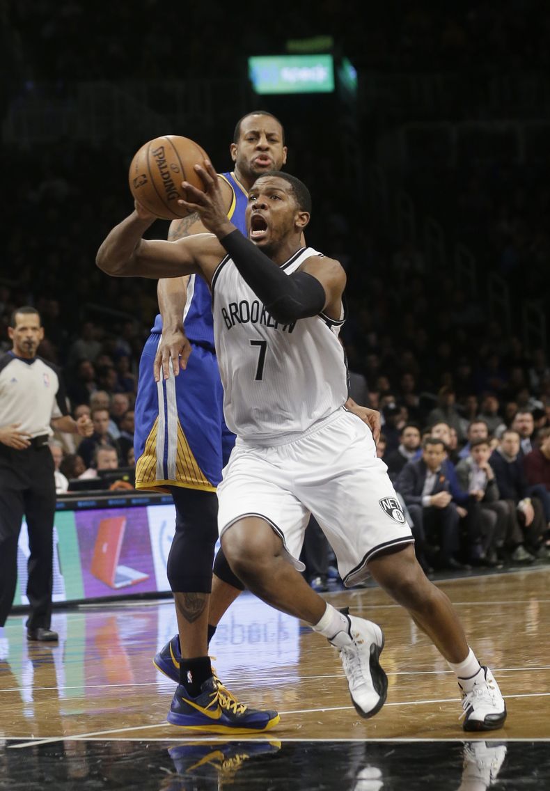 Joe Johnson (7), de los Nets de Brooklyn, prepara un enceste frente a Andre Iguodala (9), de los Warriors de Golden State, en la primera mitad del juego del mi&eacute;rcoles 8 de enero de 2014, en Nueva York. (Foto AP/Frank Franklin II)
