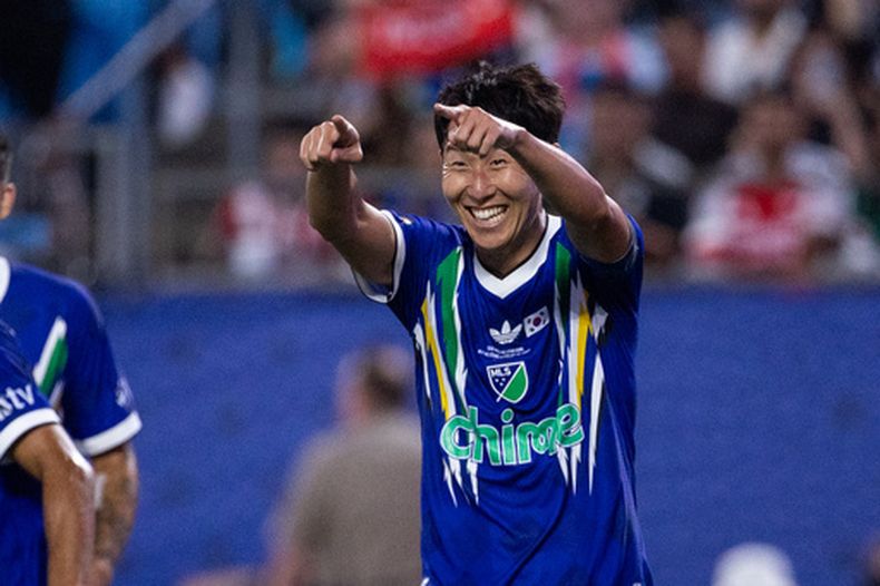 Son Heung-min (7), de las Estrellas de la MLS, festeja tras marcar ante la Liga MX, el miércoles 29 de julio de 2026, en Charlotte, Carolina del Norte (AP Foto/Scott Kinser)