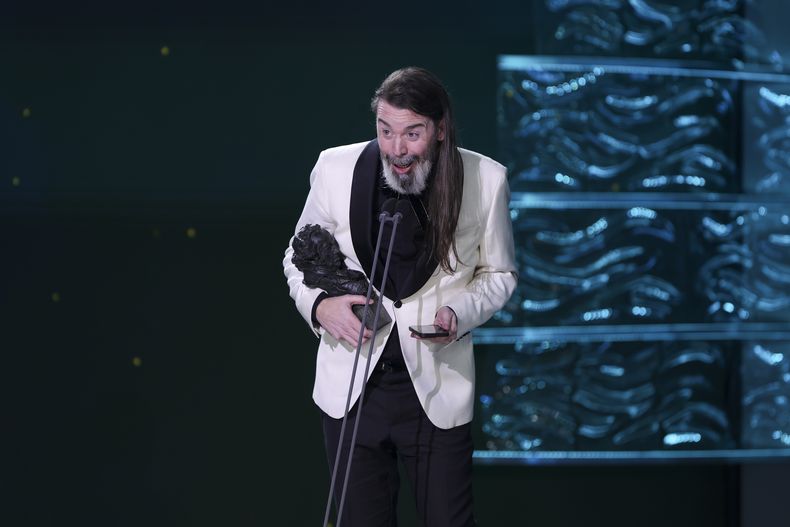 Javier Alvarino recibe el premio a mejor dirección de arte por La Virgen Roja durante la 39ª ceremonia de los Premios Goya en Granada, España, el sábado 8 de febrero de 2025, en Granada. (Foto AP/Fermin Rodriguez)