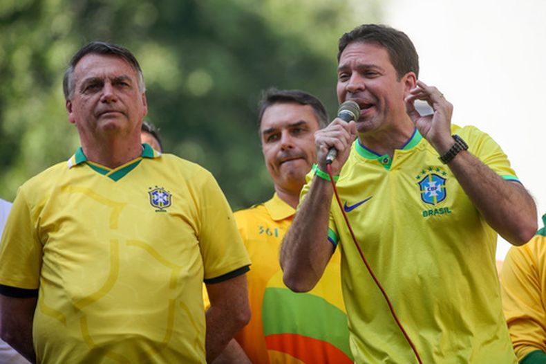 El precandidato a la alcaldía de Río de Janeiro, Alexandre Ramagem, durante un acto de campaña acompañado del expresidente de Brasil, Jair Bolsonaro, el 18 de julio de 2024, en Río de Janeiro. (AP Foto/Bruna Prado, Archivo)