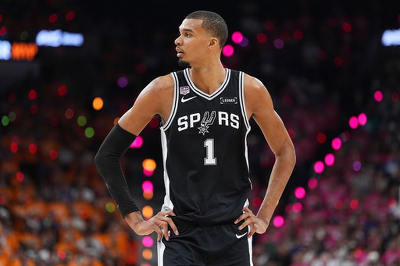 Victor Wembanyama, alero de los Spurs de San Antonio, mira hacia el banquillo durante el primer partido de las Finales ante los Knicks de Nueva York, el miércoles 3 de junio de 2026 (AP Foto/Eric Gay)