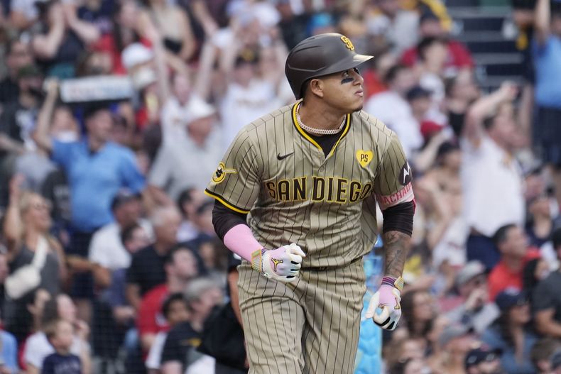 El dominicano Manny Machado, de los Padres de San Diego, corre luego de batear un jonrón de dos carreras ante los Medias Rojas de Boston, el sábado 29 de junio de 2024 (AP Foto/Michael Dwyer)