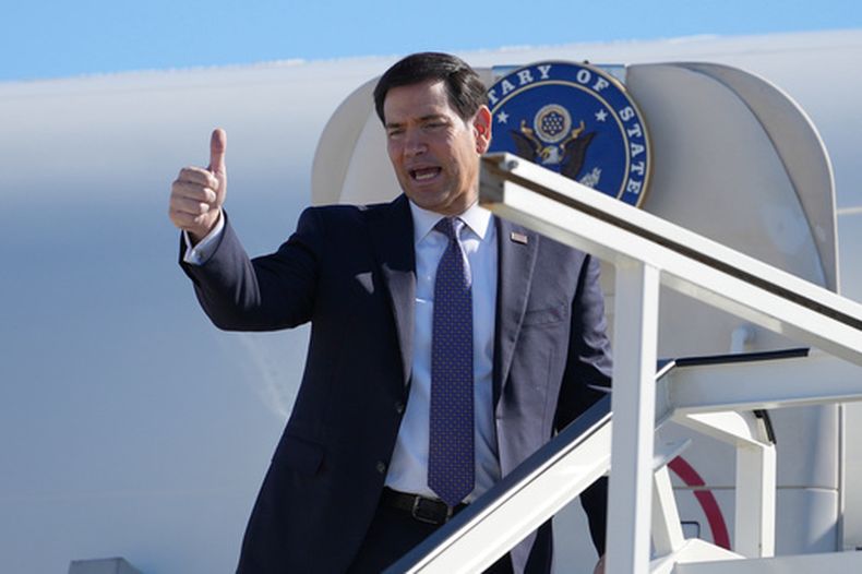 El secretario de Estado estadounidense Marco Rubio sube a su avión el jueves 8 de octubre de 2026, en el aeropuerto de Lisboa. (AP Foto/Mark Schiefelbein, foto compartida)