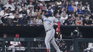El dominicano de los Azulejos de Toronto Vladimir Guerrero Jr. señala al cielo tras batear un jonrón de dos carreras en la octava entrada ante los Medias Blancas de Chicago el martes 4 de junio del 2023. (AP Foto/Matt Marton)