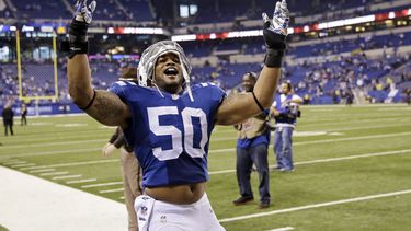 americateve | Jerrell Freeman, linebacker interior de los Colts de Indian&aacute;polis, festeja tras la victoria sobre los Texans de Houston, el domingo 14 de diciembre de 2014 (AP Foto/AJ Mast)