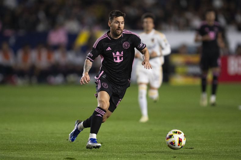 El delantero del Inter Miami Lionel Messi gambetea el balón en el encuentro ante el LA Galaxy de la MLS el domingo 25 de febrero del 2024. (AP Foto/Kyusung Gong)