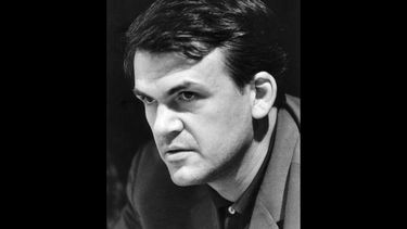 ARCHIVO - El autor checo Milan Kundera se ve en Praga, República Checa, el 27 de junio de 1967. Milan Kundera, cuyos escritos disidentes en la Checoslovaquia comunista le convirtieron en un autor que satirizó el totalitarismo desde el exilio, ha muerto en París, según dijeron medios checos el miércoles. Tenía 94 años. (Jovan Dezort/CTK via AP, Archivo)