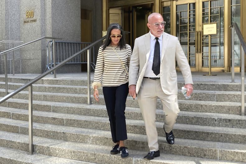 El prominente abogado defensor de Miami, David Macey, y su esposa, salen del tribunal federal de Manhattan el jueves 28 de agosto de 2025, en Nueva York. (AP Foto/Jake Offenhartz)