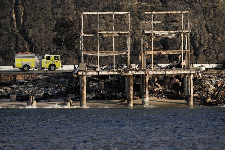 Un camión de bomberos estacionado frente a una propiedad a la orilla del mar dañada por el incendio Palisades el viernes 17 de enero de 2025 en Malibú, California. (Foto AP/Carolyn Kaster)