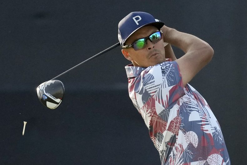Rickie Fowler le pega a la bola en el tee en el hoyo 17 en la segunda ronda del Abierto de Estados Unidos en el Country Club de Los Ángeles el viernes 16 de junio del 2023. (AP Foto/Marcio J. Sanchez)