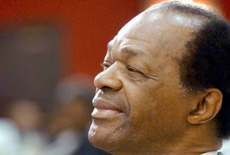 En la imagen de archivo, tomada el 26 de abril de 2002, el ex alcalde de Washington D.C. Marion Barry escucha discursos en el lanzamiento de la Conferencia Nacional de Alcaldes Negros en Jackson, Mississippi. (Foto AP/Rogelio Solis, archivo)