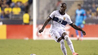 El volante ecuatoriano Moisés Caicedo pasa el balón durante un partido amistoso contra Bolivia, el 12 de junio de 2024, en Chester, Pennsylvania. (AP Foto/Chris Szagola)