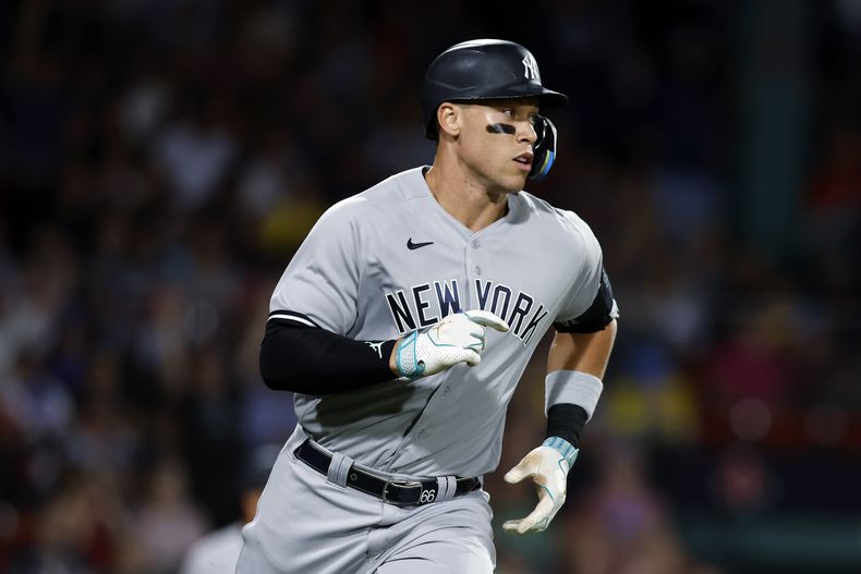 Aaron Judge, de los Yanquis de Nueva York, corre tras conectar un grand slam ante los Medias Rojas de Boston, en el segundo juego de una doble cartelera ante los Medias Rojas de Boston, el jueves 14 de septiembre de 2023 (AP Foto/Michael Dwyer)