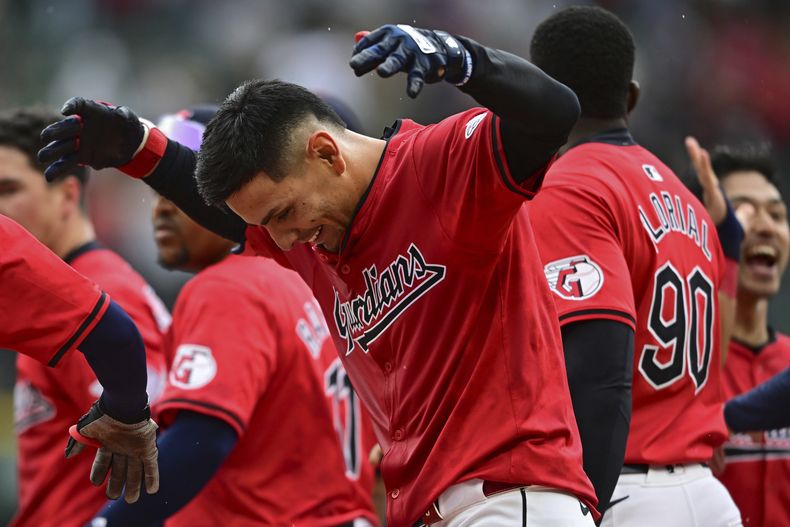 El venezolano de los Guardianes de Cleveland Andrés Giménez celebra luego de definir el juego con un elevado de sacrificio en la décima entrada ante los Yankees de Nueva York, el domingo 14 de baril de 2024, en Cleveland. (AP Foto/David Dermer)