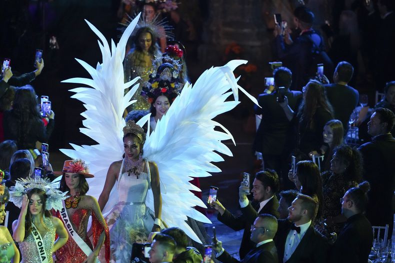 Miss Bulgaria Elena Vian participa en La Gala de las Catrinas para celebrar el Día de Muertos a días de la 73a edición de Miss Universo en la Ciudad de México el 1 de noviembre de 2024. (Foto AP/Eduardo Verdugo)