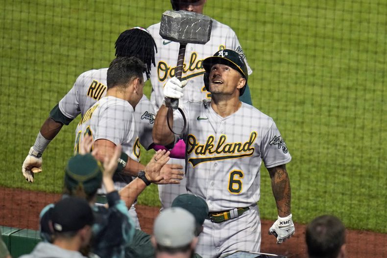 Jace Peteson (6), de los Atléticos de Oakland, vuelve al dugout luego de batear un jonrón de dos carreras en el juego del martes 6 de junio de 2023, ante los Piratas de Pittsburgh (AP Foto/Gene J. Puskar)