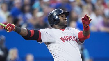 americateve | David Ortiz de los Medias Rojas de Boston conecta su segundo jonr&oacute;n del juego durante el quinto inning ante los Azulejos de Toronto el lunes 21 de julio de 2014. (AP Foto/The Canadian Press, Darren Calabrese)