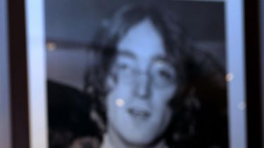 americateve | Un empleado de TracksAuction.com con reportes escolares que detallan el mal comportamiento de John Lennon a los 15 a&ntilde;os cuando era estudiante de la Escuela Secundaria Masculina Quarry Bank en Liverpool. Al parecer John Lennon no era un defensor del