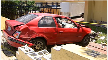 auto choca contra edificio en el n.w de miami