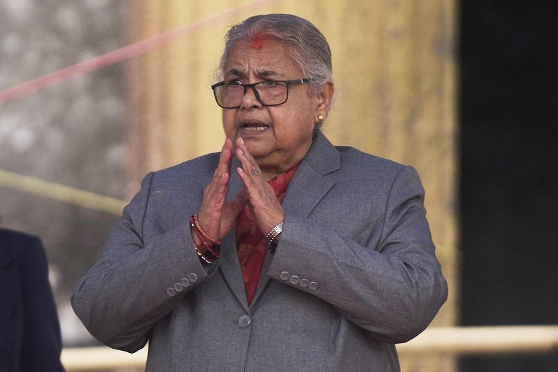 La nueva primera ministra de Nepal, Sushila Karki, se dirige a ministros durante su toma de posesión en la oficina del presidente nepalí, Ram Chandra Poudel, en el edificio presidencial en Katmandú, Nepal, el lunes 15 de septiembre de 2025. (AP Foto/Niranjan Shrestha)