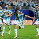Los argentinos Julián Álvarez (9), José Manuel López (21), Lionel Messi (10) y Lautaro Martínez celebran el segundo gol de Argentina en la victoria 3-1 ante Suiza en los cuartos de final del Mundial, el sábado 11 de julio de 2026, en Kansas City, Missouri. (AP Foto/Charlie Riedel)